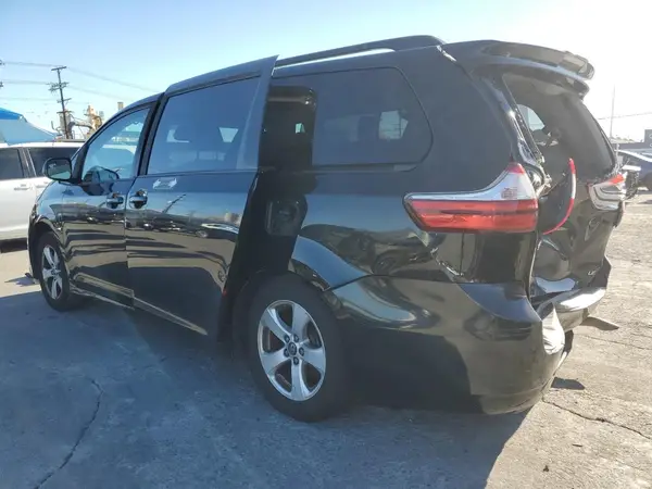 5TDKZ3DC7KS992903 2019 TOYOTA SIENNA - Image 2