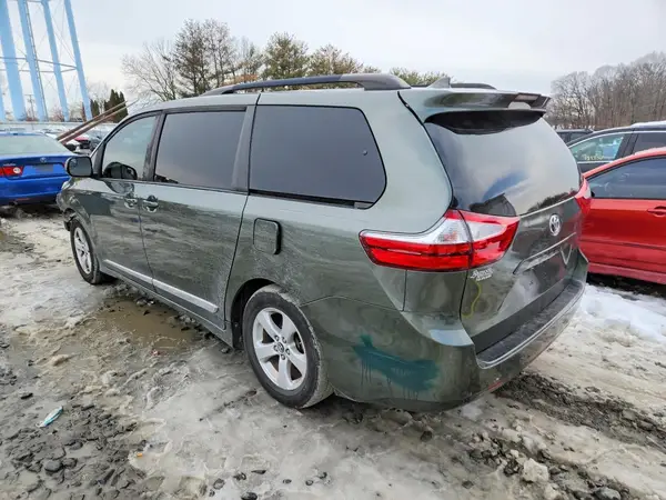 5TDKZ3DC7KS998068 2019 TOYOTA SIENNA - Image 2