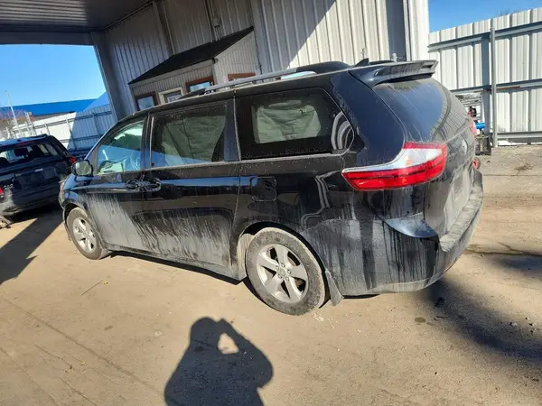 5TDKZ3DC7KS998099 2019 TOYOTA SIENNA - Image 2