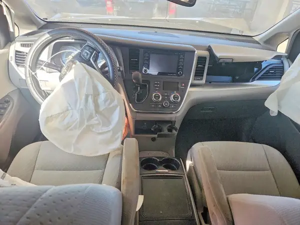 5TDKZ3DC7KS998099 2019 TOYOTA SIENNA - Image 8