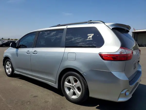 5TDKZ3DC7KS998961 2019 TOYOTA SIENNA - Image 2