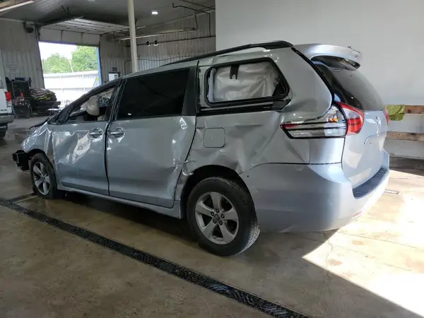 5TDKZ3DC7LS044700 2020 TOYOTA SIENNA - Image 2