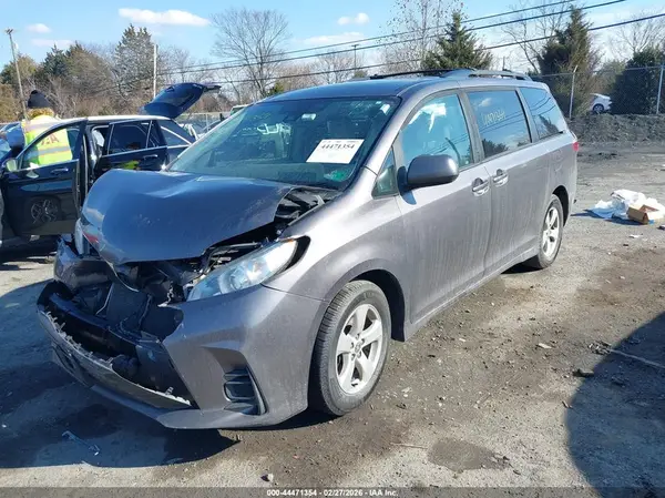 5TDKZ3DC7LS080743 2020 TOYOTA SIENNA - Image 2
