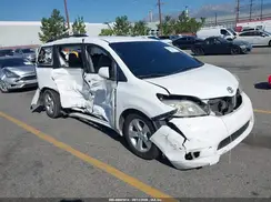 5TDKZ3DC8HS766958 2017 TOYOTA SIENNA