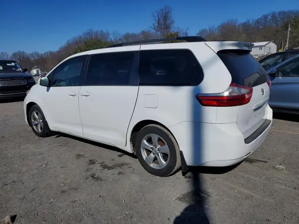 5TDKZ3DC8HS769732 2017 TOYOTA SIENNA - Image 2