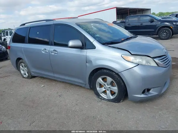 5TDKZ3DC8HS769794 2017 TOYOTA SIENNA - Image 1