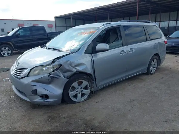 5TDKZ3DC8HS769794 2017 TOYOTA SIENNA - Image 2