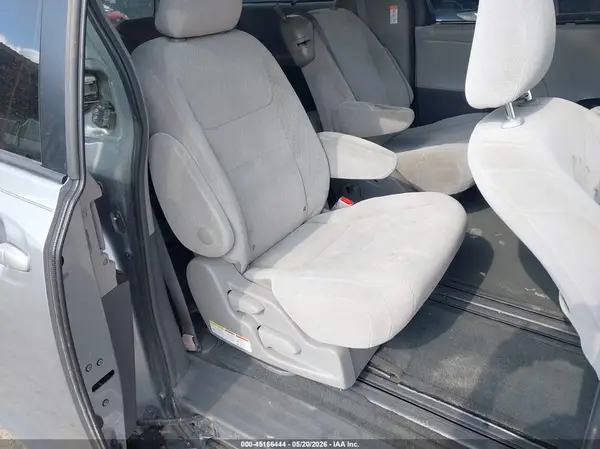 5TDKZ3DC8HS769794 2017 TOYOTA SIENNA - Image 8