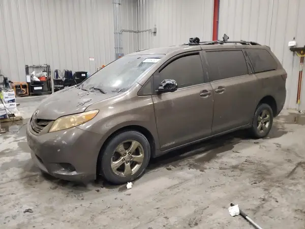 5TDKZ3DC8HS771240 2017 TOYOTA SIENNA - Image 1