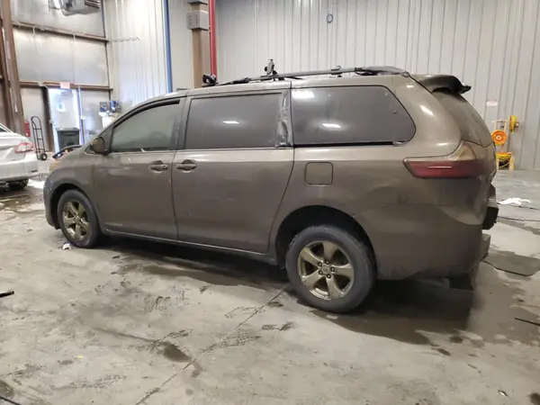 5TDKZ3DC8HS771240 2017 TOYOTA SIENNA - Image 2