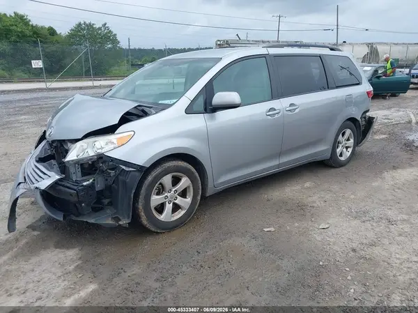 5TDKZ3DC8HS771707 2017 TOYOTA SIENNA - Image 2