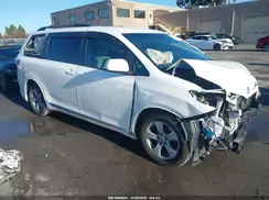 5TDKZ3DC8HS774543 2017 TOYOTA SIENNA