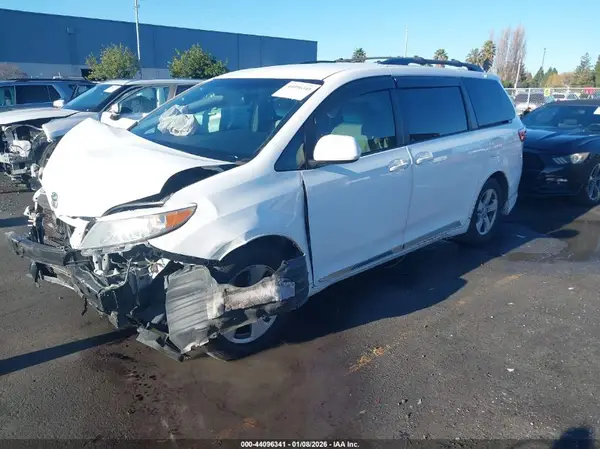 5TDKZ3DC8HS774543 2017 TOYOTA SIENNA - Image 2