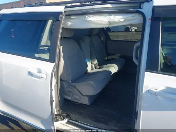 5TDKZ3DC8HS774543 2017 TOYOTA SIENNA - Image 8