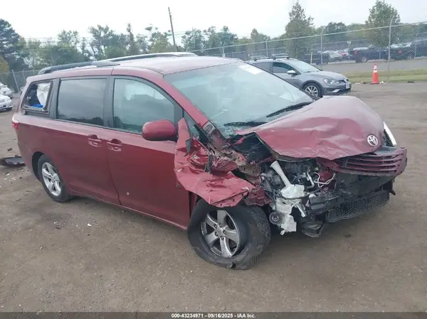 5TDKZ3DC8HS776289 2017 TOYOTA SIENNA - Image 1
