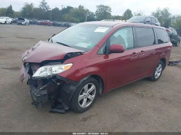 5TDKZ3DC8HS776289 2017 TOYOTA SIENNA - Image 2