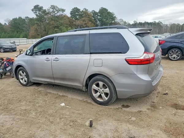 5TDKZ3DC8HS776292 2017 TOYOTA SIENNA - Image 2