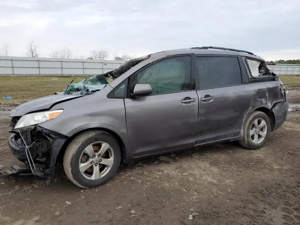 5TDKZ3DC8HS783355 2017 TOYOTA SIENNA - Image 1