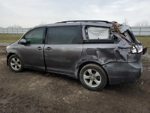 5TDKZ3DC8HS783355 2017 TOYOTA SIENNA - Image 2