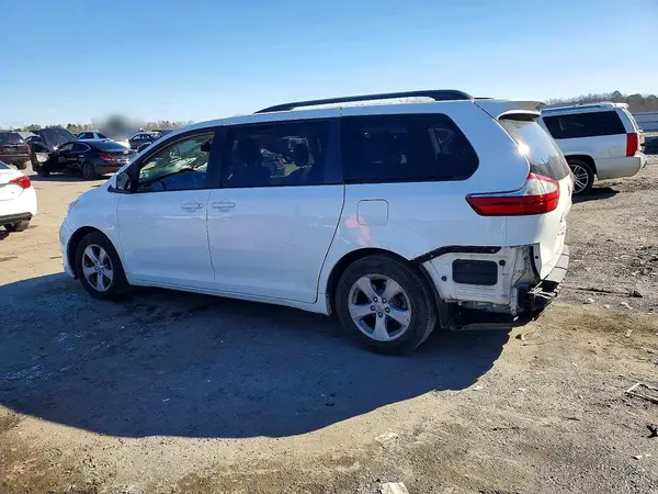 5TDKZ3DC8HS786966 2017 TOYOTA SIENNA - Image 2