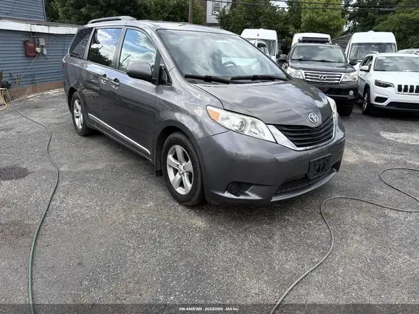5TDKZ3DC8HS792654 2017 TOYOTA SIENNA - Image 1