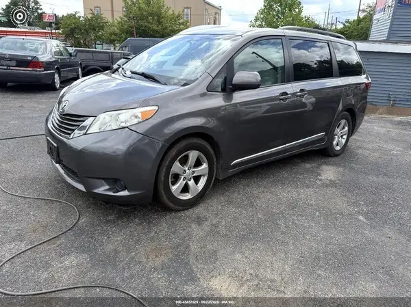 5TDKZ3DC8HS792654 2017 TOYOTA SIENNA - Image 2