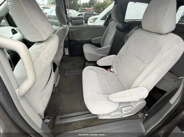 5TDKZ3DC8HS792654 2017 TOYOTA SIENNA - Image 8