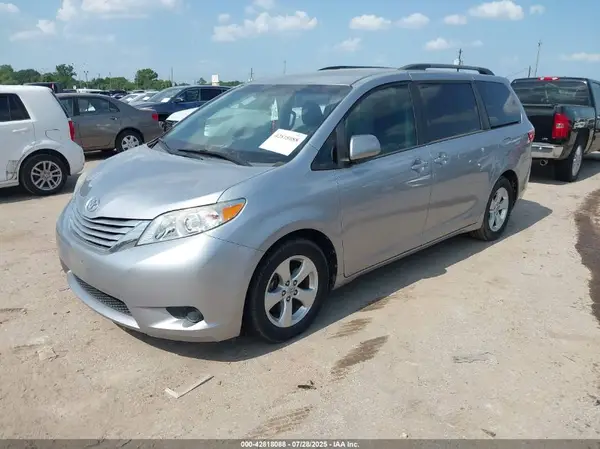 5TDKZ3DC8HS794369 2017 TOYOTA SIENNA - Image 2