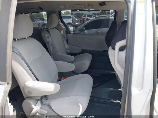 5TDKZ3DC8HS794369 2017 TOYOTA SIENNA - Image 8