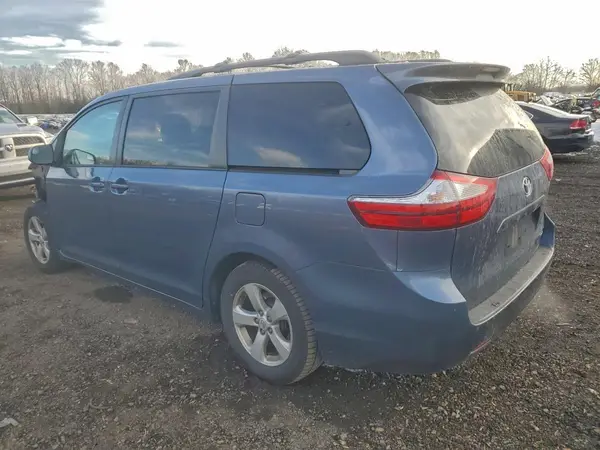 5TDKZ3DC8HS808724 2017 TOYOTA SIENNA - Image 2