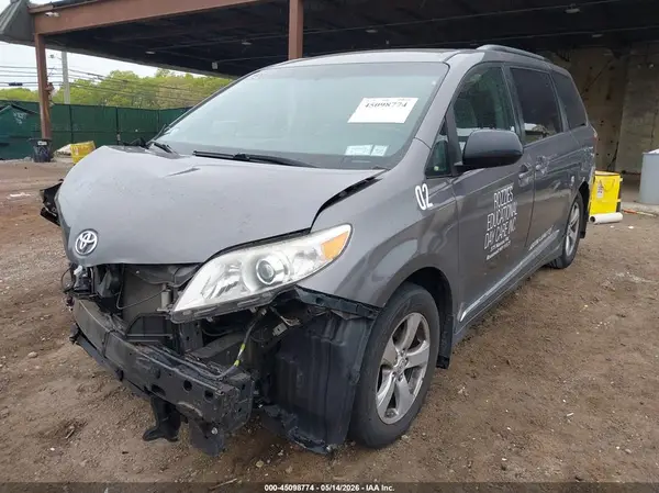 5TDKZ3DC8HS811350 2017 TOYOTA SIENNA - Image 2