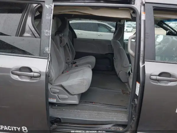 5TDKZ3DC8HS811350 2017 TOYOTA SIENNA - Image 8