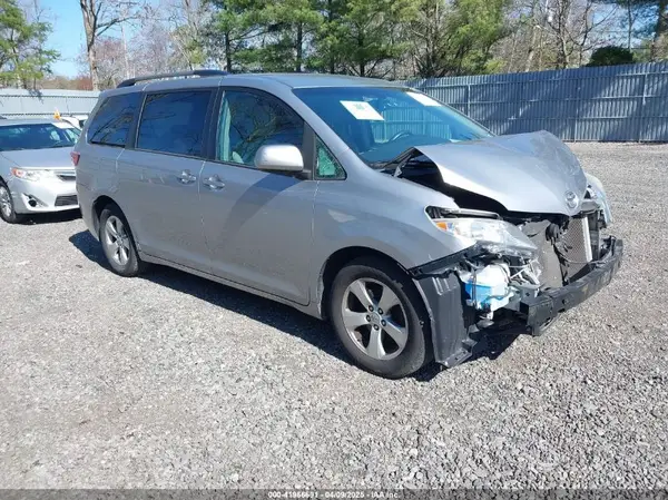5TDKZ3DC8HS816970 2017 TOYOTA SIENNA - Image 1