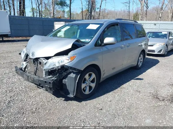 5TDKZ3DC8HS816970 2017 TOYOTA SIENNA - Image 2