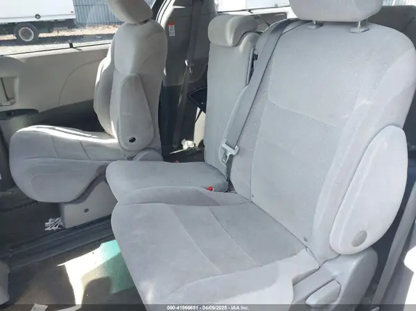 5TDKZ3DC8HS816970 2017 TOYOTA SIENNA - Image 8