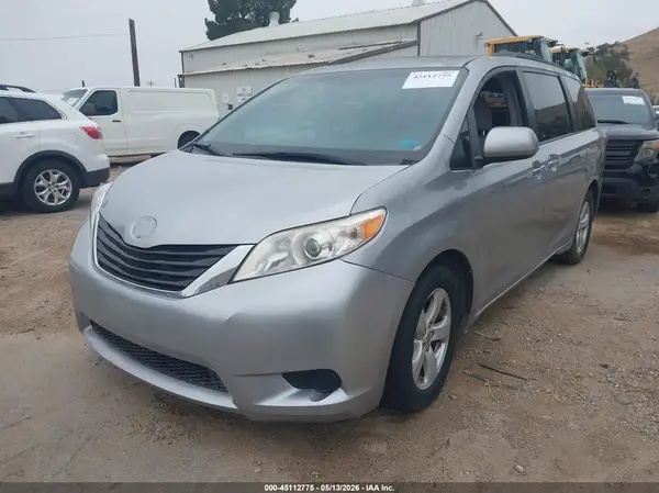 5TDKZ3DC8HS822672 2017 TOYOTA SIENNA - Image 2