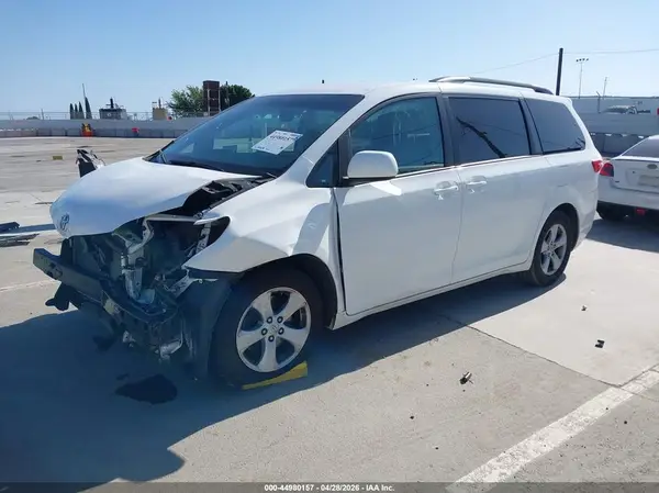 5TDKZ3DC8HS824972 2017 TOYOTA SIENNA - Image 2
