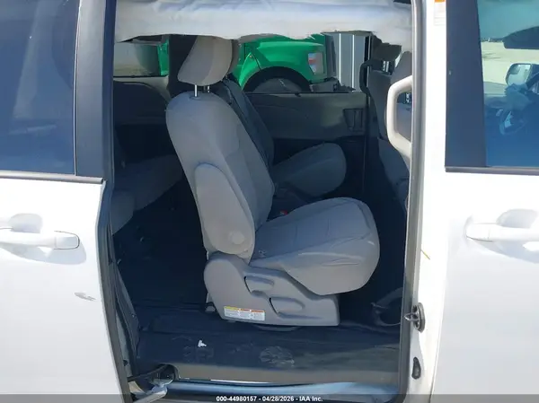 5TDKZ3DC8HS824972 2017 TOYOTA SIENNA - Image 8