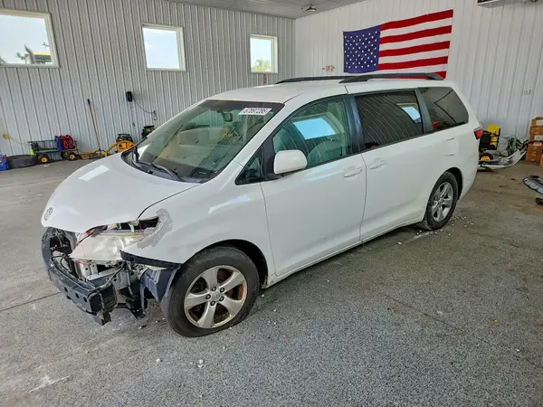5TDKZ3DC8HS825054 2017 TOYOTA SIENNA - Image 1