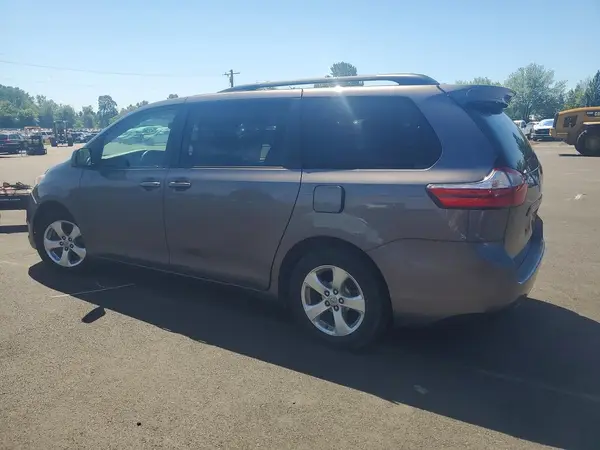 5TDKZ3DC8HS829203 2017 TOYOTA SIENNA - Image 2