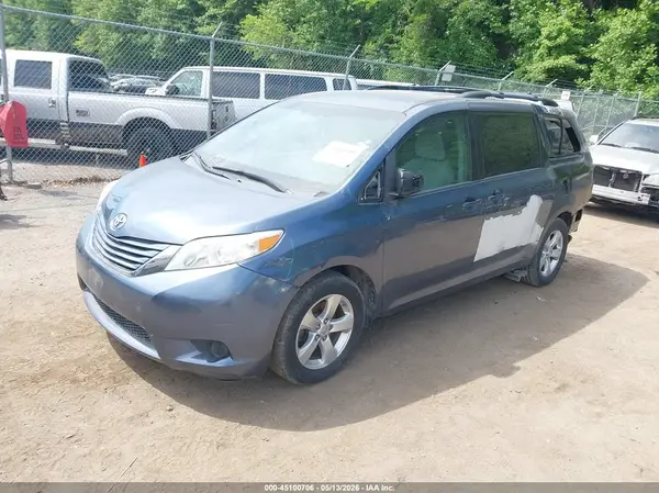 5TDKZ3DC8HS829833 2017 TOYOTA SIENNA - Image 2