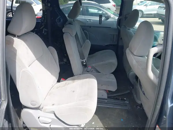 5TDKZ3DC8HS829833 2017 TOYOTA SIENNA - Image 8