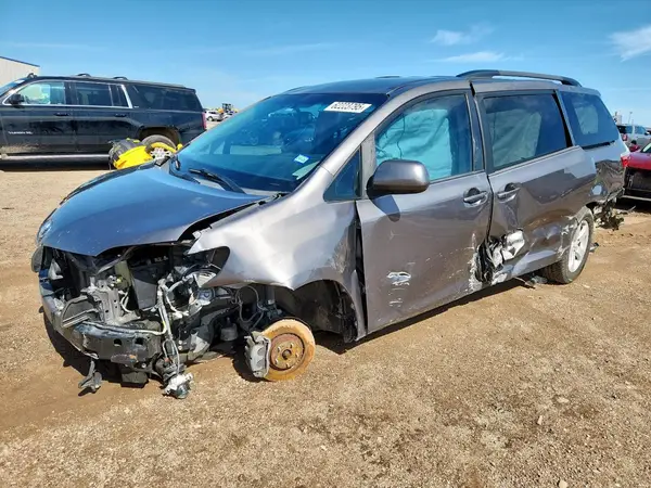 5TDKZ3DC8HS831081 2017 TOYOTA SIENNA - Image 1