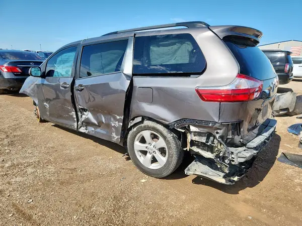 5TDKZ3DC8HS831081 2017 TOYOTA SIENNA - Image 2