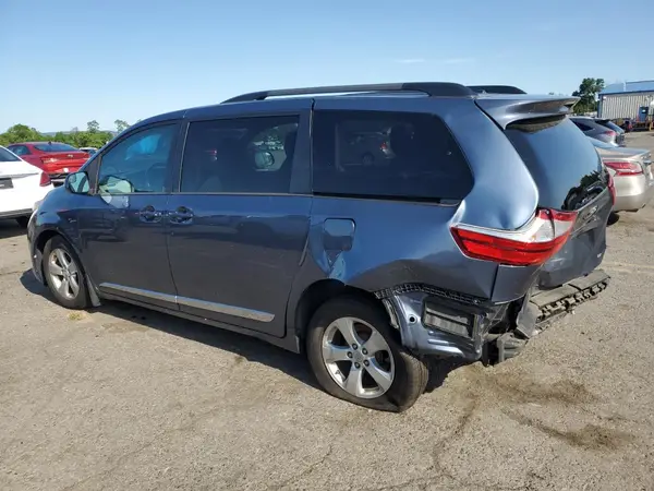5TDKZ3DC8HS831887 2017 TOYOTA SIENNA - Image 2