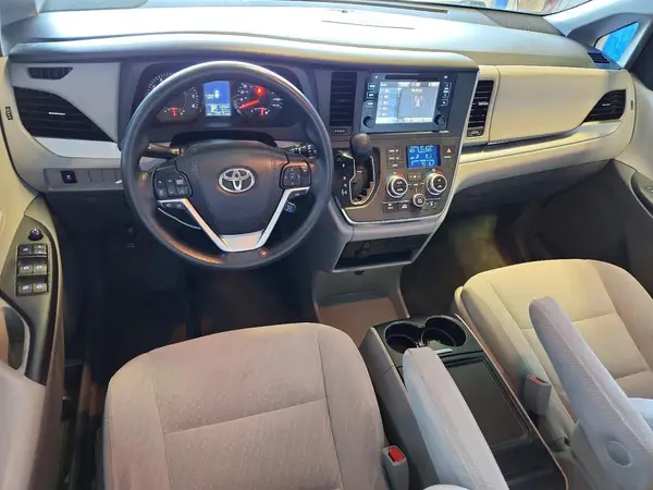 5TDKZ3DC8HS833784 2017 TOYOTA SIENNA - Image 8