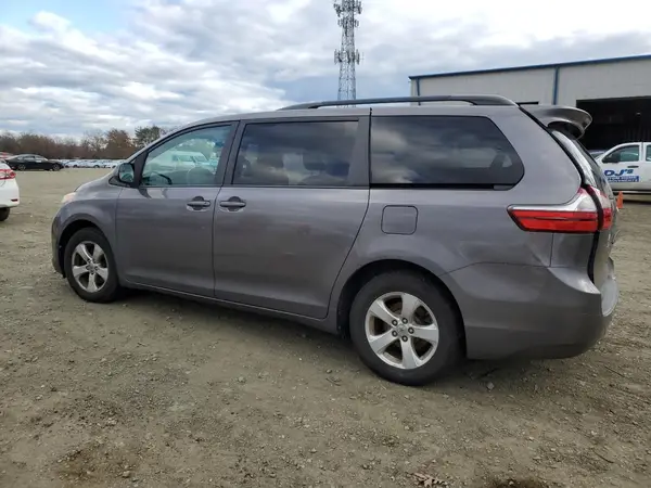 5TDKZ3DC8HS834420 2017 TOYOTA SIENNA - Image 2