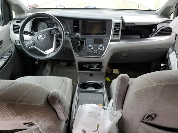 5TDKZ3DC8HS834420 2017 TOYOTA SIENNA - Image 8