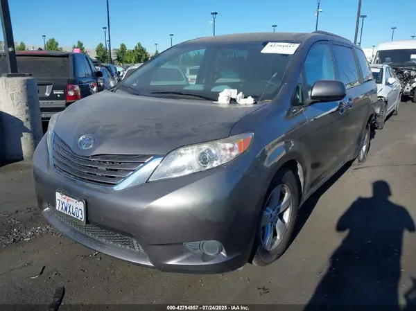 5TDKZ3DC8HS841108 2017 TOYOTA SIENNA - Image 2