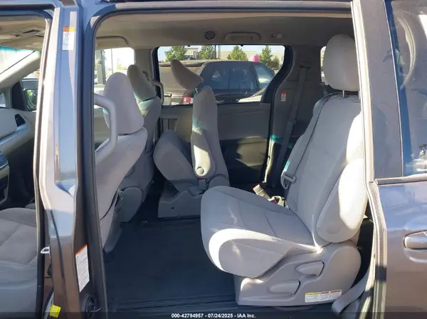 5TDKZ3DC8HS841108 2017 TOYOTA SIENNA - Image 8